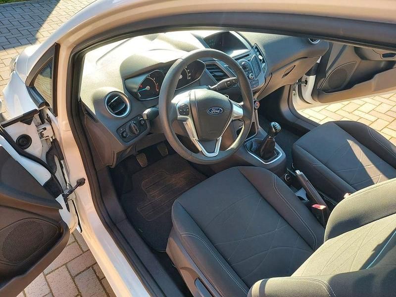 Gebraucht Ford Fiesta Trend 101 PS (74 kW) 2013 Weiß Kleinwagen