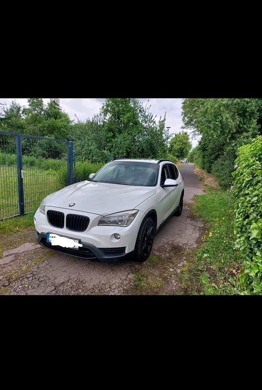 Weiß Gebraucht 2013 BMW X1 Sport Line SUV | 13.950 € (Teuer) - Bild 1/4