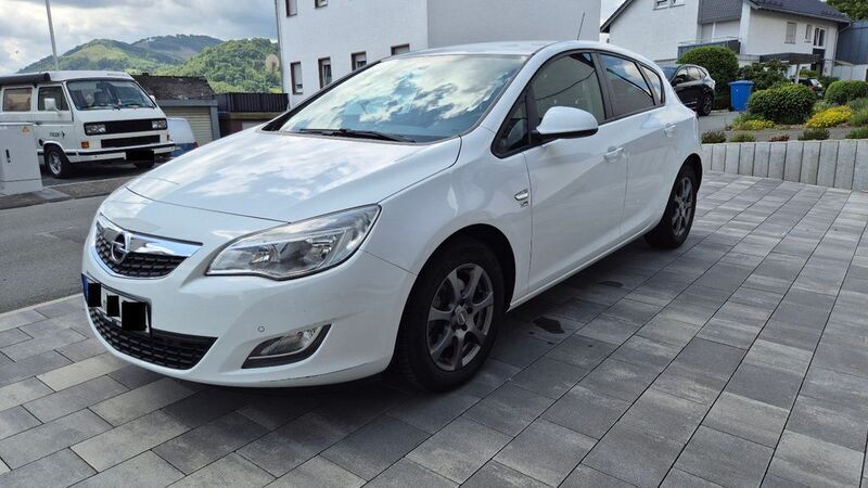 Weiß Gebraucht 2012 Opel Astra Limousine | 3.200 € (Superpreis) - Bild 1/4