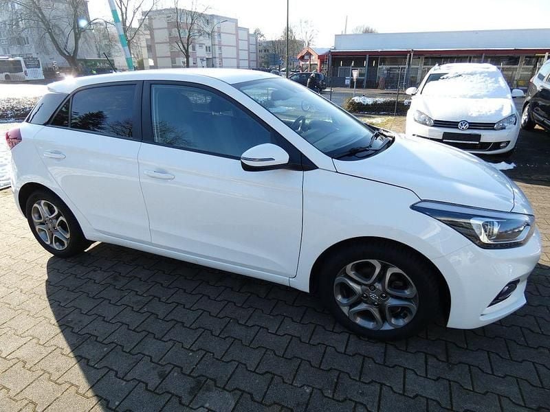 Gebraucht Hyundai i20 101 PS (74 kW) 2018 Weiß Limousine