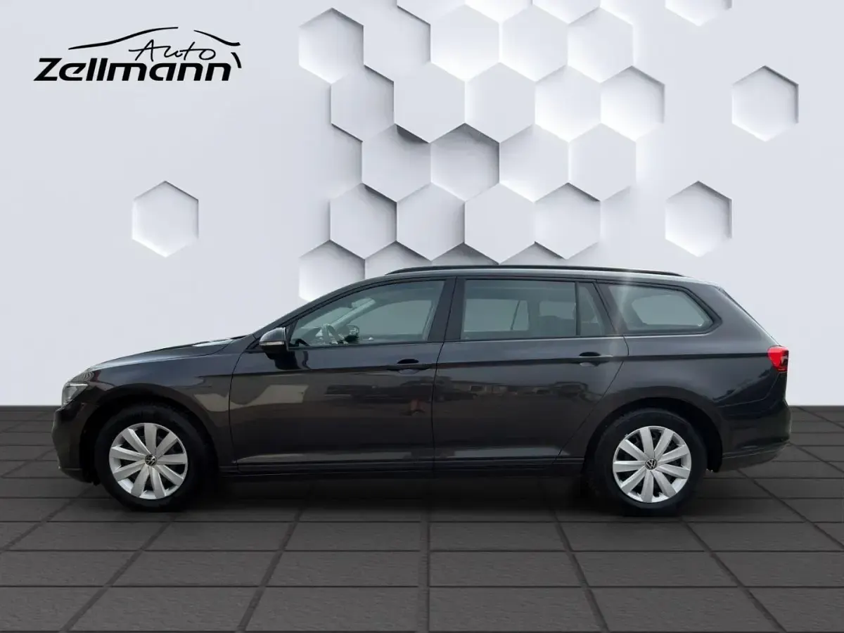 Gebraucht VW Passat Basis 122 PS (89 kW) 2023 Grau Kombi