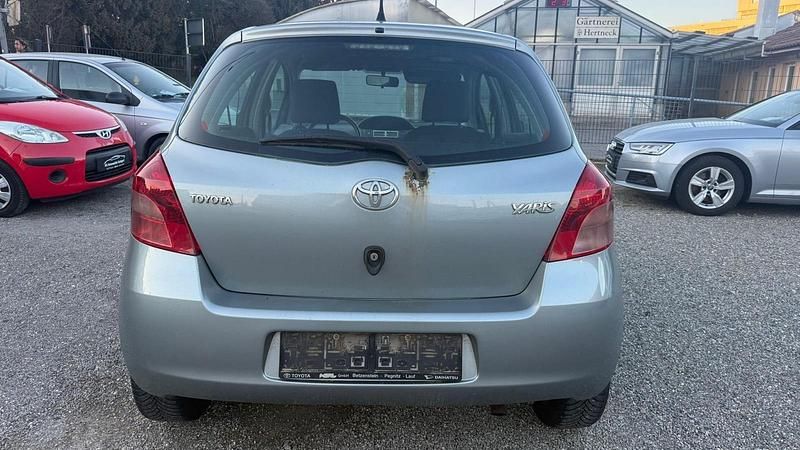 Gebraucht Toyota Yaris 90 PS (66 kW) 2007 Grau Kleinwagen