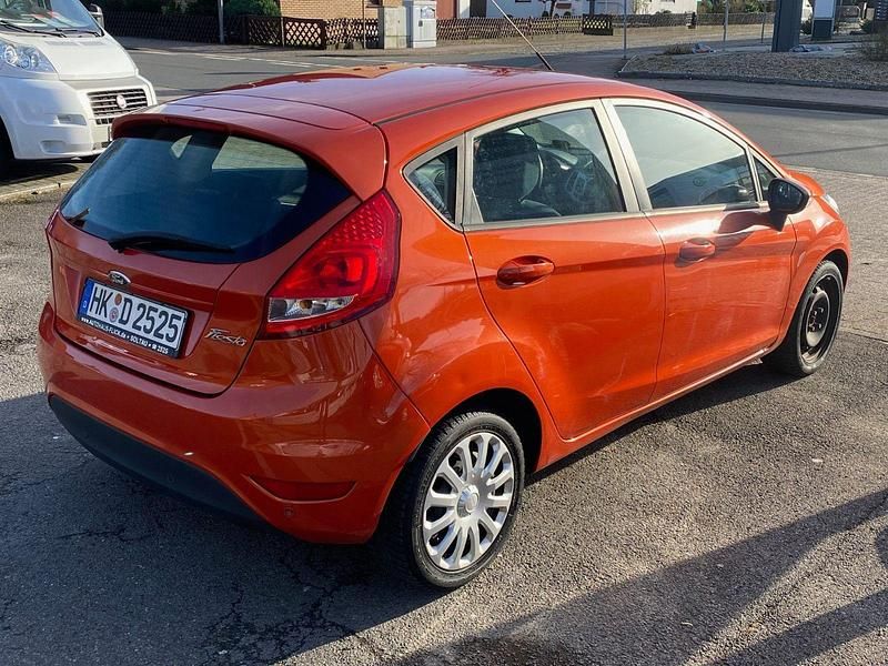 Gebraucht Ford Fiesta 95 PS (69 kW) 2012 Rot Limousine