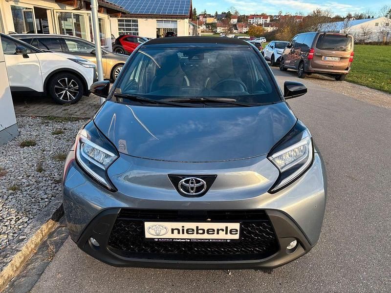 Neu Toyota Aygo X 72 PS (52 kW) 2025 Grau SUV