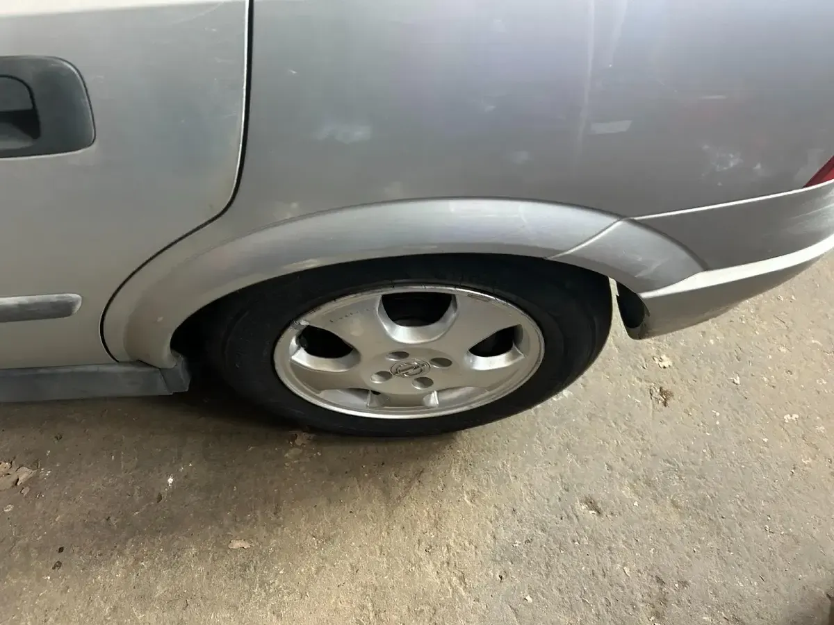 Używany Opel Astra Edition 75 KM (55 kW) 2000 Srebrny Sedan/Limuzyna
