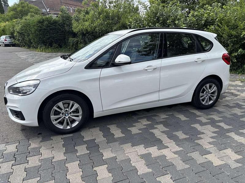 Weiß Gebraucht 2016 BMW 218 Advantage Van / Kleinbus | 13.999 € (Fairer Preis) - Bild 1/4