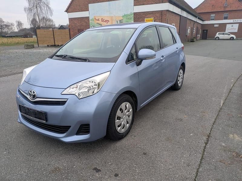 Gebraucht Toyota Verso-S 99 PS (72 kW) 2012 Blau Van / Kleinbus