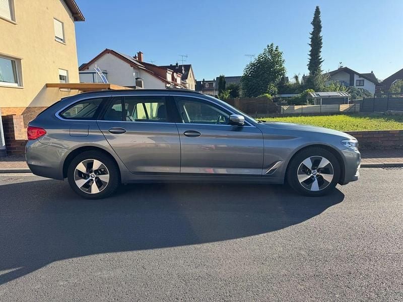 Blau Gebraucht 2020 BMW 520 Performance Kombi | 24.999 € (Superpreis) - Bild 1/4