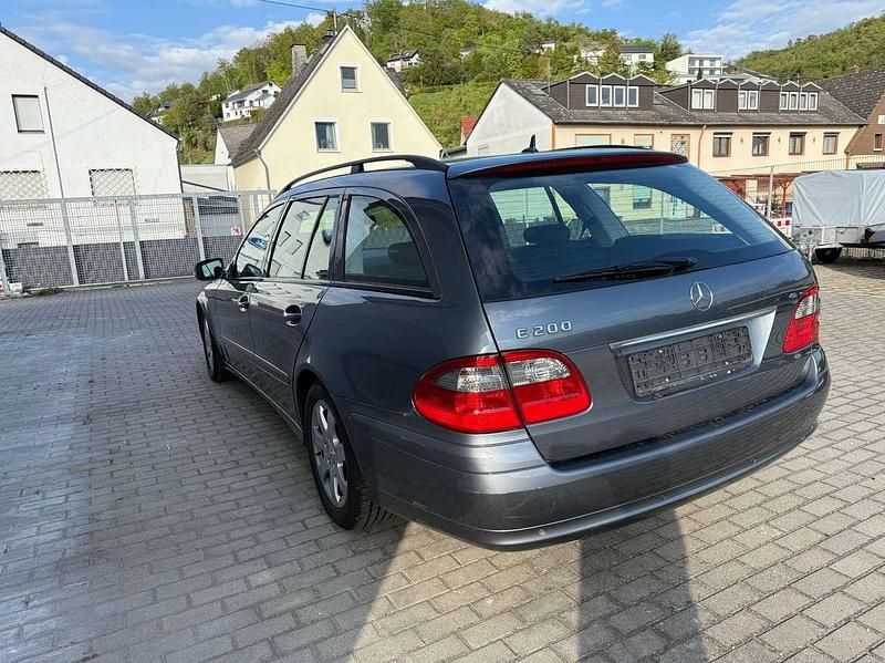 Gebraucht Mercedes E200 Classic 136 PS (100 kW) 2009 Grau Kombi