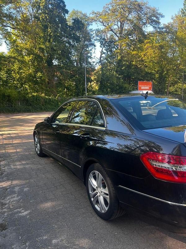 Gebraucht Mercedes E200 Avantgarde 136 PS (100 kW) 2010 Schwarz Limousine