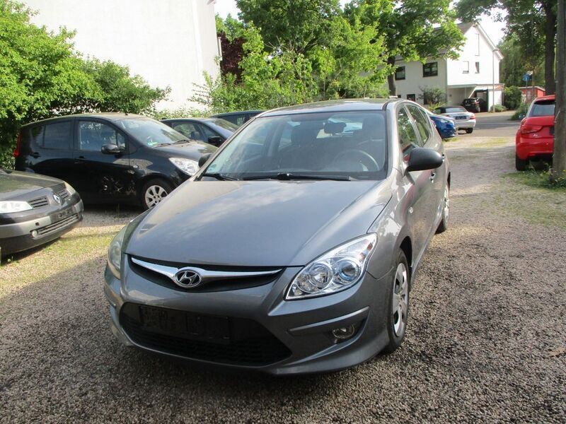Grau Gebraucht 2011 Hyundai i30 Edition Limousine | 2.950 € (Guter Preis) - Bild 1/4