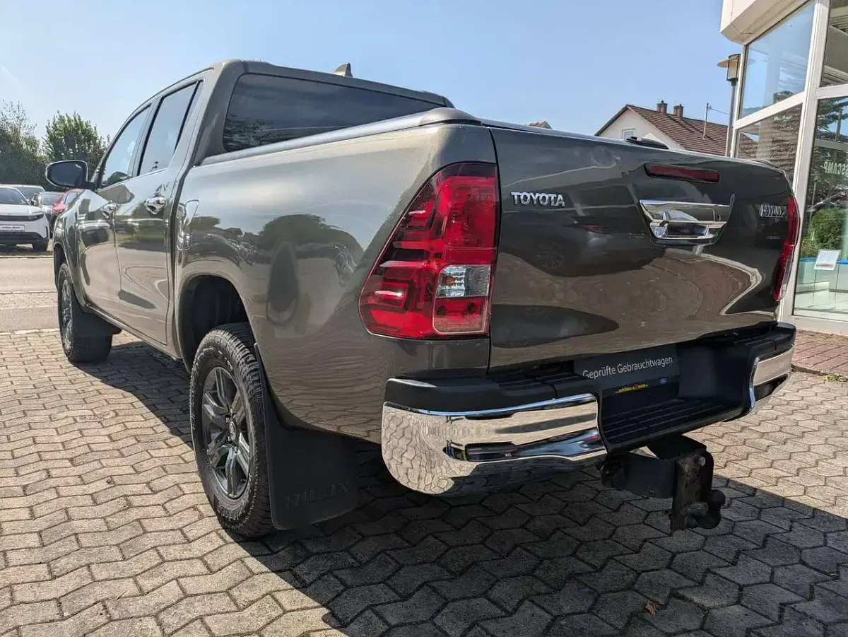 Gebraucht Toyota HiLux Comfort 150 PS (110 kW) 2023 Manganbronce Pickup
