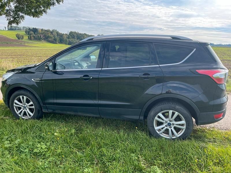 Gebraucht Ford Kuga 145 PS (106 kW) 2018 Schwarz SUV