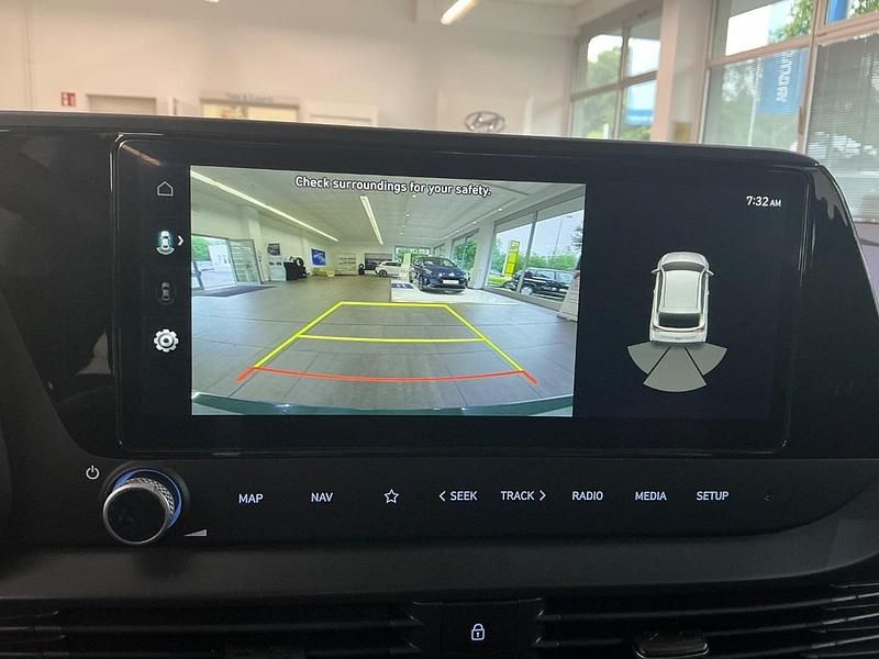 Gebraucht Hyundai i20 Select 79 PS (58 kW) 2025 Mangrove green / mic Limousine