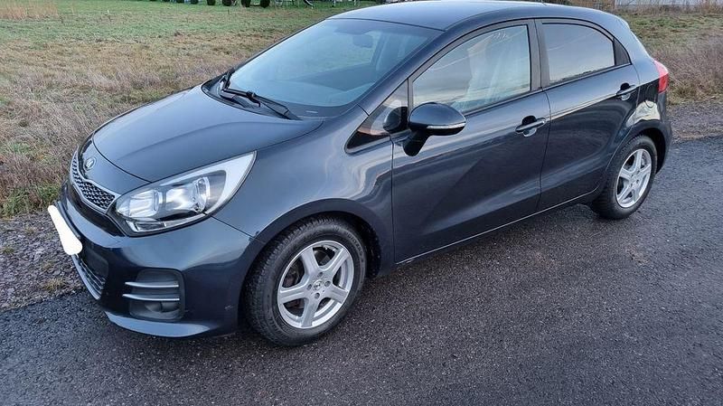 Blau Gebraucht 2015 Kia Rio DREAM-TEAM Edition Limousine | 6.990 € (Fairer Preis) - Bild 1/4