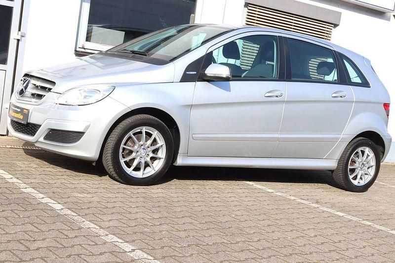 Gebraucht Mercedes B180 116 PS (85 kW) 2011 Silber Van / Kleinbus