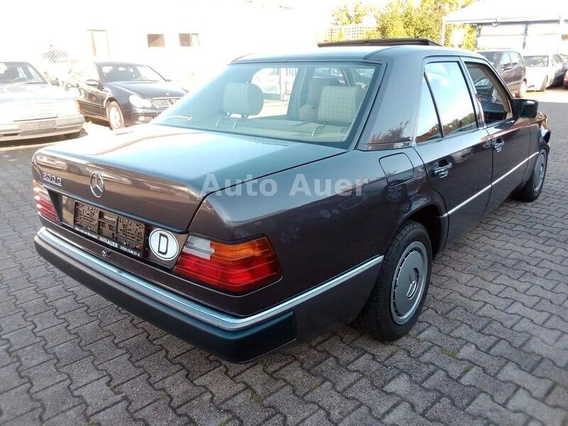 Gebraucht Mercedes 200 75 PS (55 kW) 1992 Grau Limousine