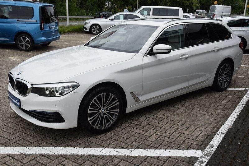 Weiß Gebraucht 2019 BMW 520 Sport Line Kombi | 29.990 € (Fairer Preis) - Bild 1/4