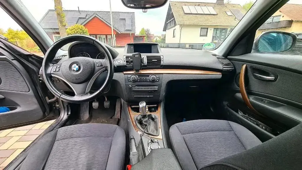 Gebraucht BMW 116 122 PS (89 kW) 2010 Schwarz Kleinwagen