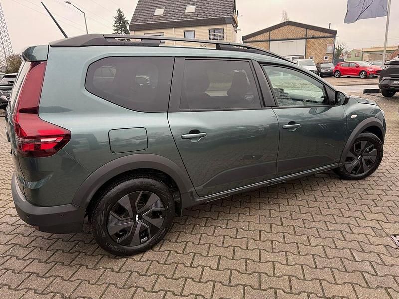 Gebraucht Dacia Jogger Expression 94 PS (69 kW) 2025 Grün Van / Kleinbus