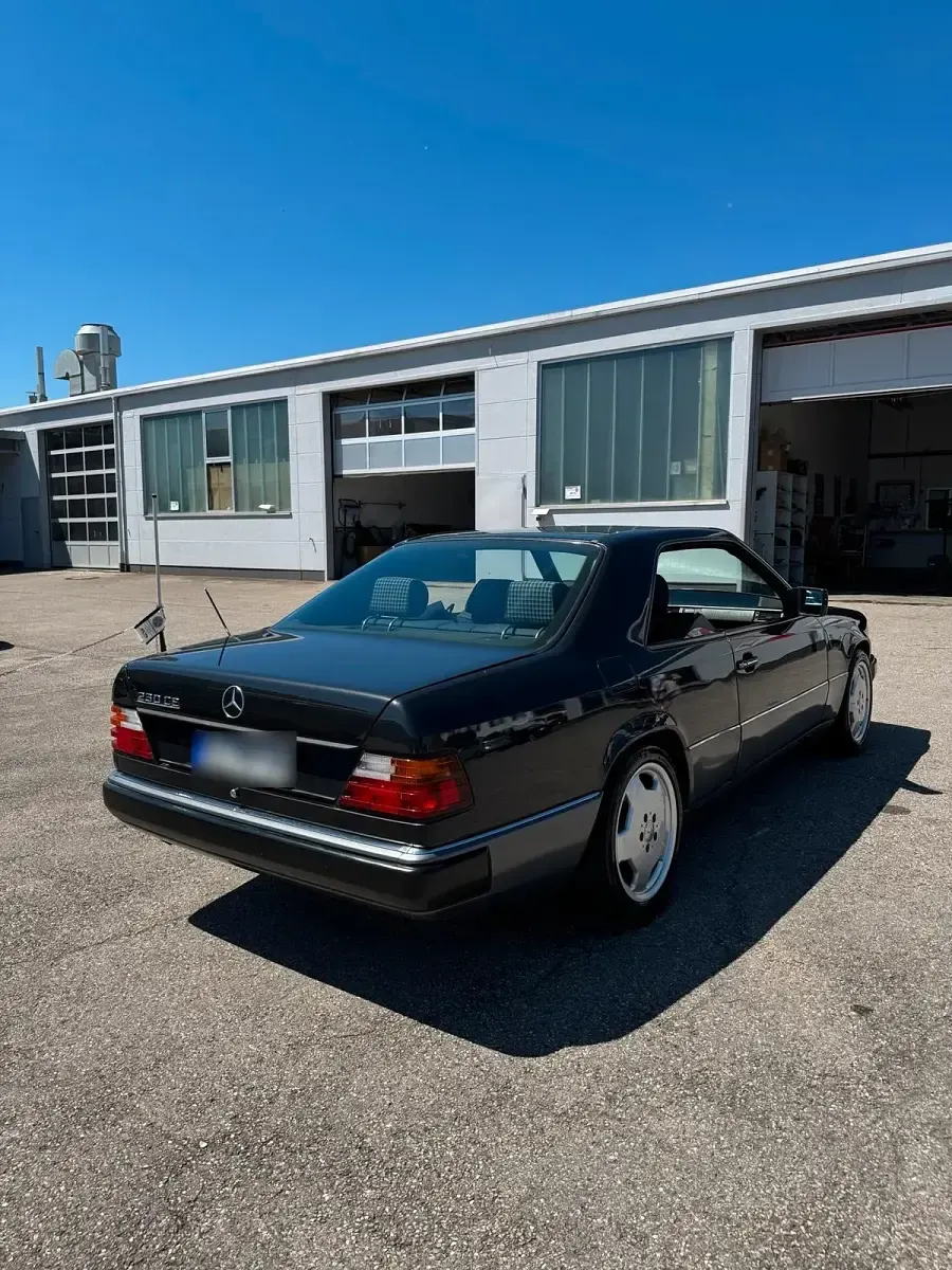 Gebraucht Mercedes E230 136 PS (100 kW) 1989 Schwarz Coupé