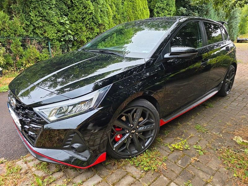 Schwarz Gebraucht 2023 Hyundai i20 Kleinwagen | 26.400 € (Fairer Preis) - Bild 1/4