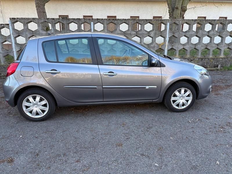 Gebraucht Renault Clio II 75 PS (55 kW) 2010 Grau Kleinwagen