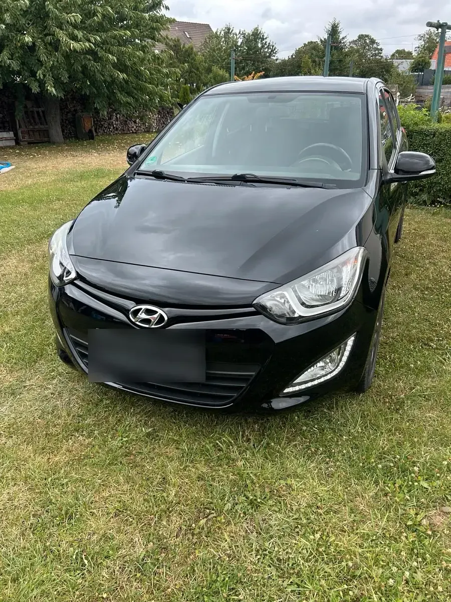 Gebraucht Hyundai i20 Edition 86 PS (63 kW) 2014 Schwarz Kleinwagen