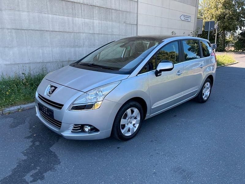Grau Gebraucht 2011 Peugeot 5008 Premium Van / Kleinbus | 2.999 € (Guter Preis) - Bild 1/4