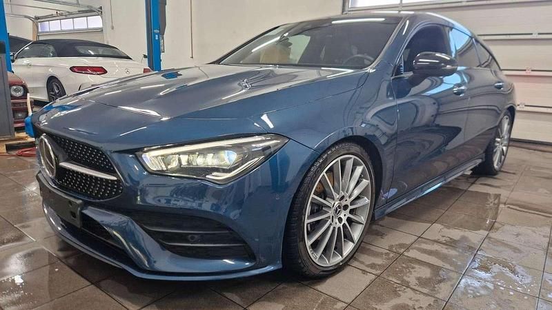 Denimblau metalliclack Gebraucht 2020 Mercedes CLA200 AMG Kombi | 23.999 € (Fairer Preis) - Bild 1/4