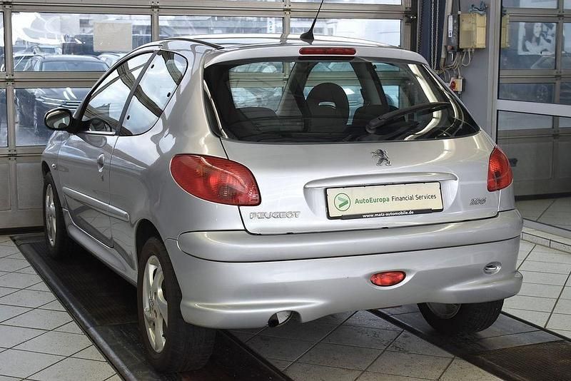 Gebraucht Peugeot 206 Quiksilver 88 PS (64 kW) 2005 Aluminiumgrau/metallic Kleinwagen