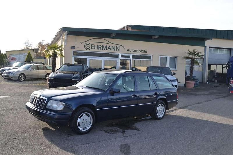Blau Gebraucht 1996 Mercedes E250 Kombi | 7.750 € - Bild 1/4