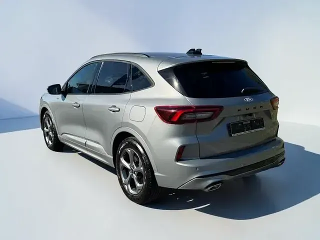 Usado Ford Kuga ST-Line 186 HP (136 kW) 2024 Prateado SUV