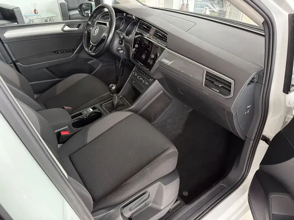 Gebraucht VW Touran Business 116 PS (85 kW) 2017 Weiß Van / Kleinbus