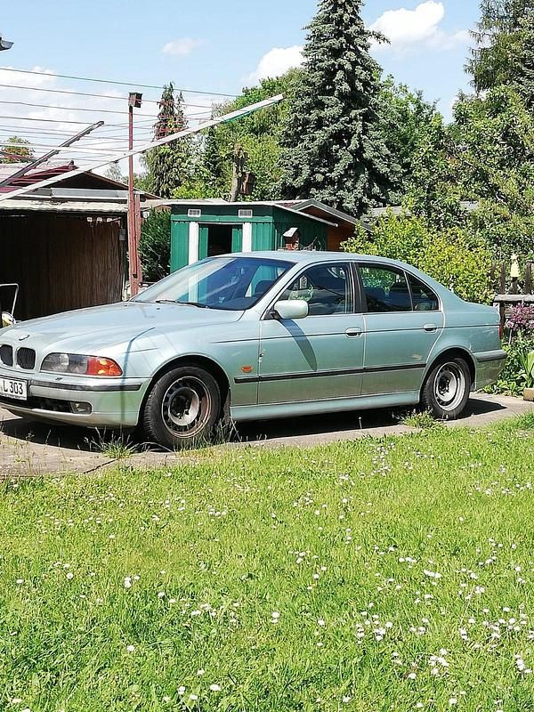 Grün Gebraucht 1999 BMW 528 Limousine | 4.992 € - Bild 1/4