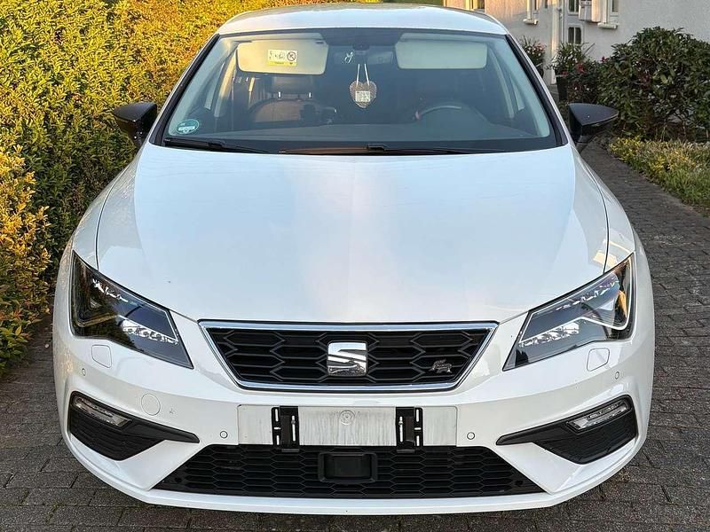 Weiß Gebraucht 2018 Seat Leon Limousine | 13.800 € (Fairer Preis) - Bild 1/4