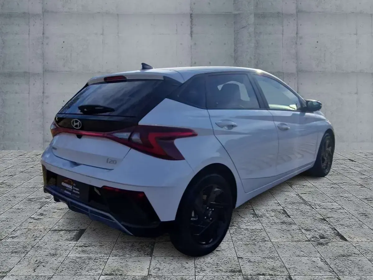 Gebraucht Hyundai i20 Blackline 90 PS (66 kW) 2026 Atlas white Limousine