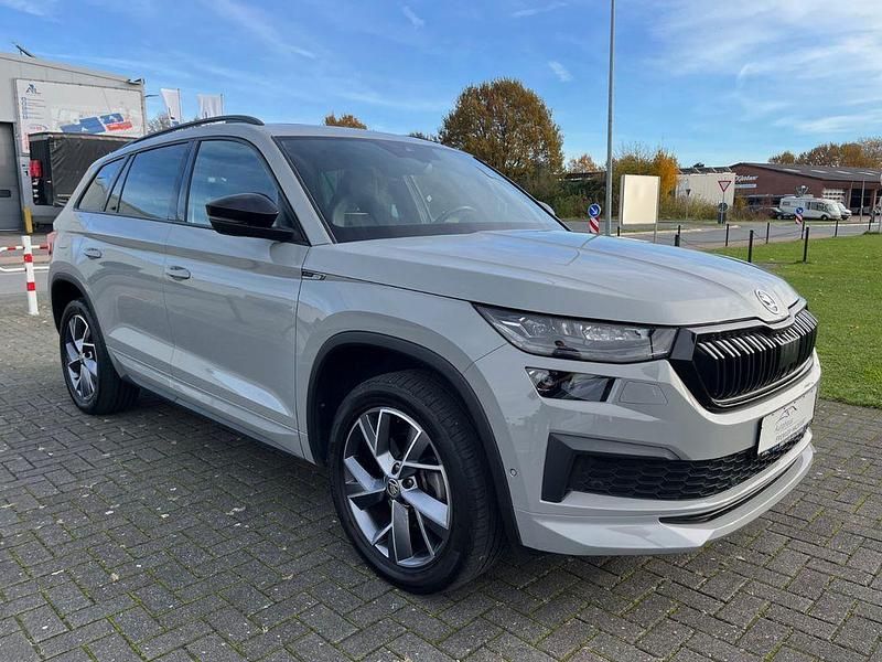 Grau Gebraucht 2022 Skoda Kodiaq SportLine SUV | 32.499 € (Teuer) - Bild 1/4