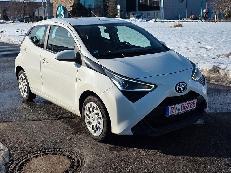 Weiß Gebraucht 2018 Toyota Aygo X-play Kleinwagen | 7.900 € (Guter Preis) - Bild 1/4