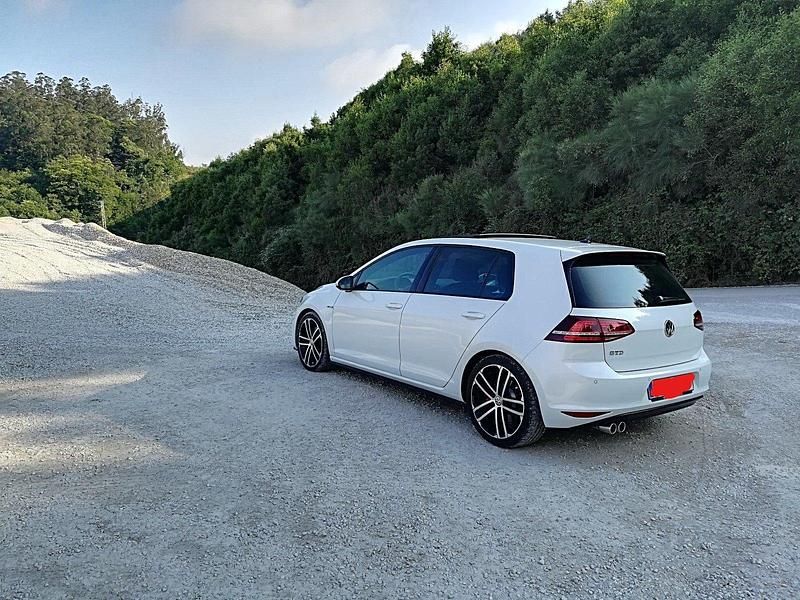 Weiß Gebraucht 2015 VW Golf VII GTD Limousine | 16.800 € - Bild 1/4