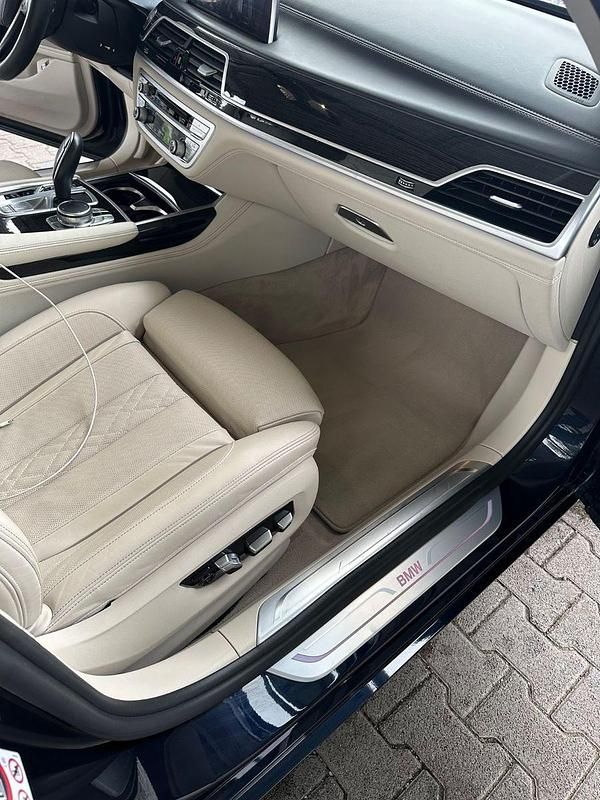 Gebraucht BMW 750 449 PS (330 kW) 2017 Blau Limousine