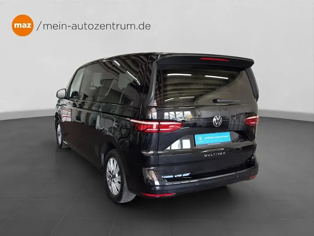 Gebraucht VW Multivan Life 150 PS (110 kW) 2024 Deep black perleffekt Van / Kleinbus