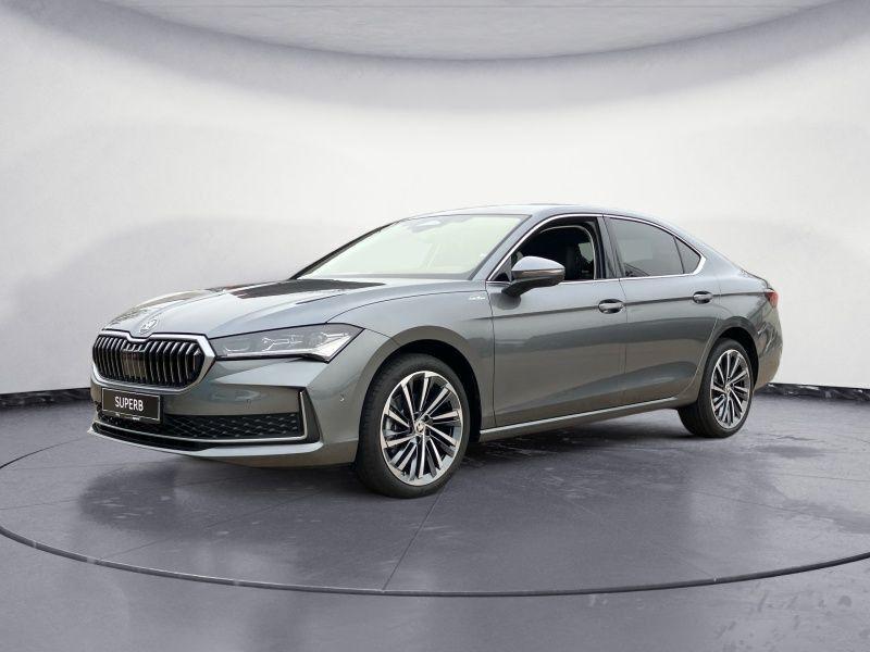 Grau Gebraucht 2024 Skoda Superb LAURIN & KLEMENT Limousine | 45.990 € - Bild 1/4