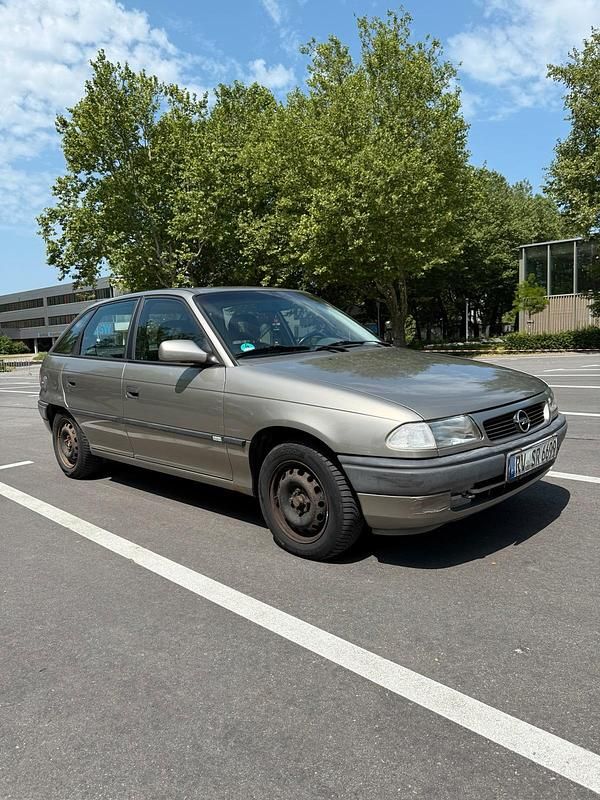 Gold Gebraucht 1996 Opel Astra Limousine | 1.300 € (Guter Preis) - Bild 1/4