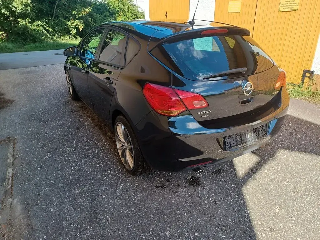Gebraucht Opel Astra Sport 140 PS (102 kW) 2012 Schwarz Limousine