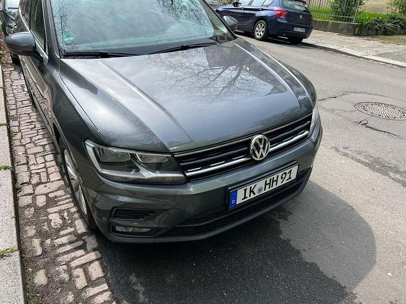 Grau Gebraucht 2018 VW Tiguan Trendline SUV | 13.999 € (Fairer Preis) - Bild 1/4