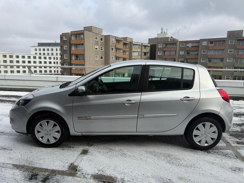 Second-hand Renault Clio II 75 CP (55 kW) 2010 Argintiu Hatchback
