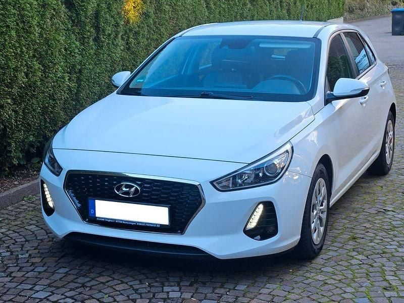 Weiß Gebraucht 2017 Hyundai i30 Trend Limousine | 9.990 € (Guter Preis) - Bild 1/4