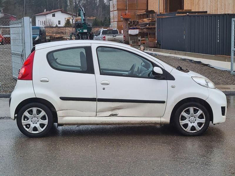 Gebraucht Peugeot 107 Filou 68 PS (50 kW) 2011 Weiß Kleinwagen