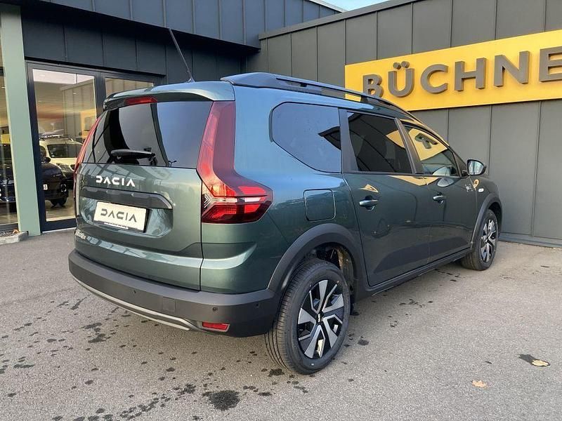 Neu Dacia Jogger Expression 110 PS (80 kW) 2025 Grün Van / Kleinbus